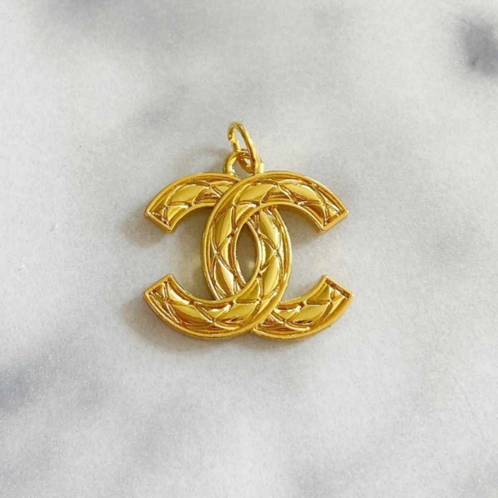 26mm Chanel Gold Quilted Zipper Pul…